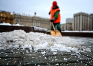 В рамках зимнего содержания службы дорожного хозяйства Раменского г.о. ведут обработку дорог песко-соляными смесями, посыпку тротуаров