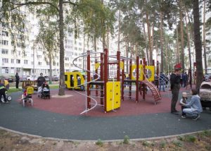 Во дворе новых домов 20-23 на ул.Высоковольтная в г.Раменское модернизировали детскую площадку