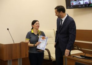 Виктор Неволин поздравил Дарью Подшивалову с победой в конкурсе «Лучший водитель Московской области 2021»