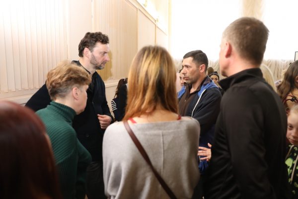 Глава округа Виктор Неволин провел встречу с семьями из Донбасса