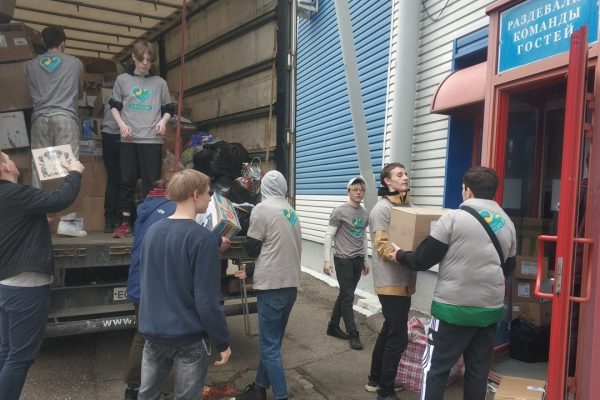 21 и 22 апреля на стадионе «Сатурн» прошли отправки более 20 тонн гуманитарной помощи для Донбасса