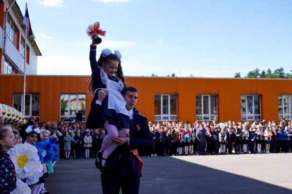 В Островецкой школе провели торжественную линейку для выпускников 9 и 11 классов