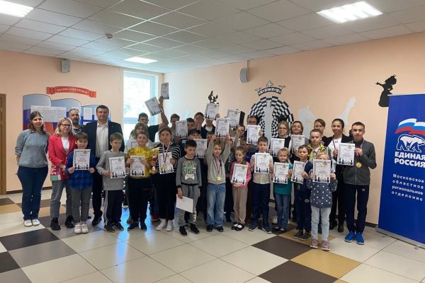 Местный партактив «Единой России» и молодогвардейцы организовали шахматный турнир для школьников