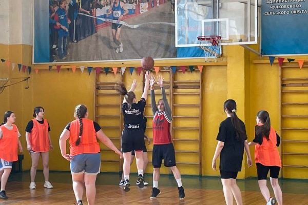 Олимпийский призер Ирина Аввакумова сыграла в баскетбол со школьниками