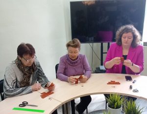 Броши из георгиевской ленты создали в подарок ветеранам