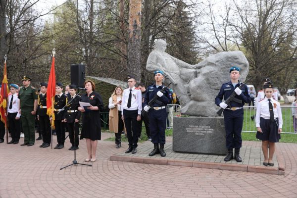 Жители Раменского почтили память десантников, погибших в годы Великой Отечественной войны