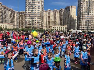 1 июня около спорткомплекса «Борисоглебский» провели детский забег на самокатах и беговелах