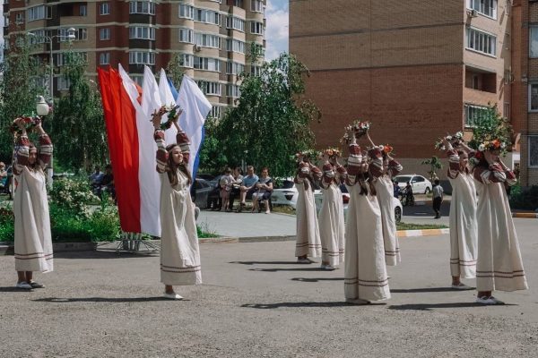 Возле Островецкой школы прошли праздничные мероприятия, которые посвящены Дню России