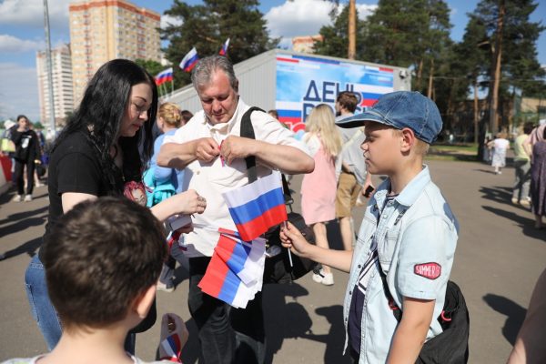 Акция по раздаче лент-триколор в День России