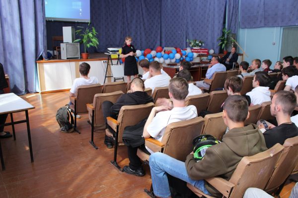 Сотрудники Госавтоинспекции  и Рамавтодора в  День молодежи России  провели  познавательную и полезную встречу