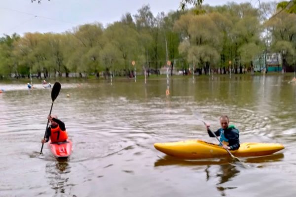 В спортивно-туристском клубе «ВездеХод» начались тренировки на открытой воде на озере Пионер