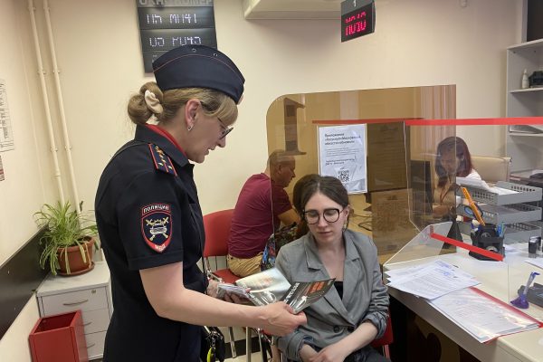 Госавтоинспекторы провели правовые ликбезы для посетителей МФЦ Раменского