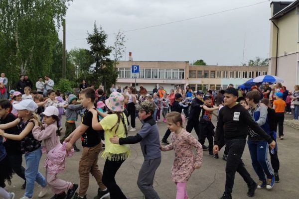 Праздник к Дню защиты детей прошел возле ДК «Заря»