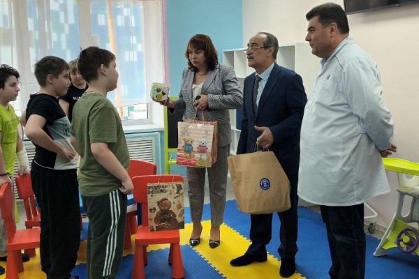 Главный врач и представители Раменского отделения Единой России посетили Добрую комнату детской больницы Раменской ОБ
