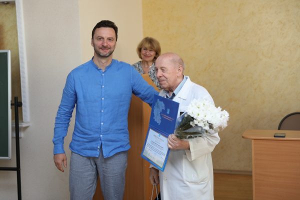 1 июля глава муниципалитета Виктор Неволин наградил сотрудников Раменской областной больницы