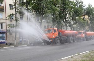 В жаркую погоду дорожные службы проводят два вида полива дорожного полотна