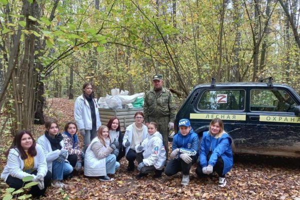 Молодогвардейцы и лесничие очистили лес у поселка Горка в Раменском округе