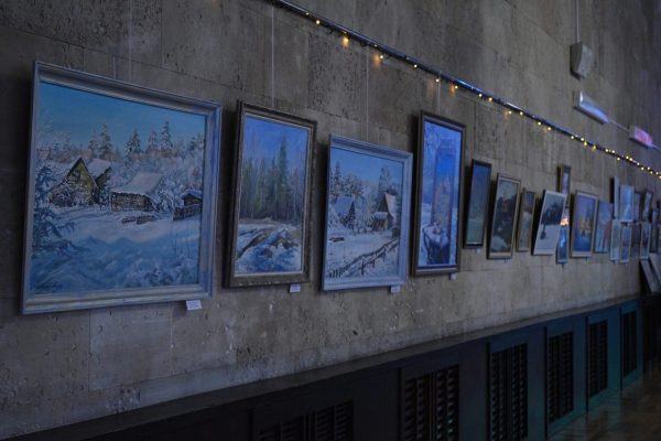 Художественную выставку «Зима-зима» торжественно открыл сам Дедушка Мороз в ДК «Победа»