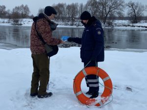 Спасатели Мособлпожспаса рассказали рыбакам о необходимых мерах безопасности при выходе на лед