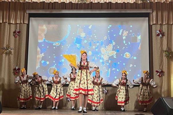 24 декабря в КДЦ «Рыболовский» прошла праздничная шоу-программа для  жителей