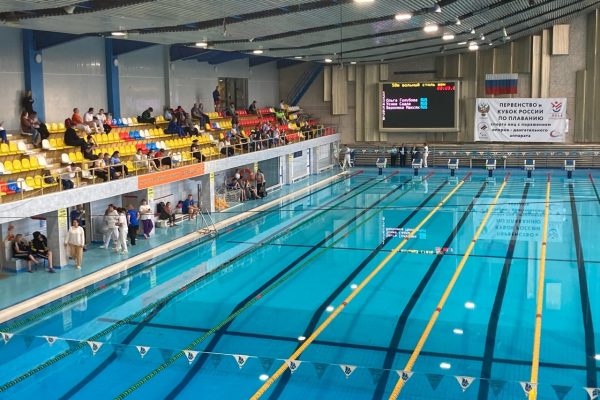 В округе начались всероссийские соревнования по плаванию среди людей с ОВЗ