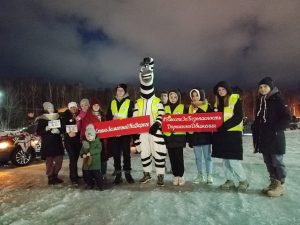 Госавтоинспекция, Рамавтодор и волонтёры из школы №5 провели акцию по безопасности во время организации инсталляции Автоелки