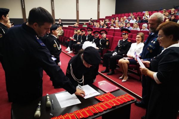 Торжественное посвящение в кадеты учеников Удельнинской гимназии № 33 состоялось в ДК «Победа»
