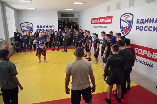 Известный боец ММА Джефф Монсон открыл школу борьбы на Донбассе. И будет обучать детей. Подробности — в нашем видео