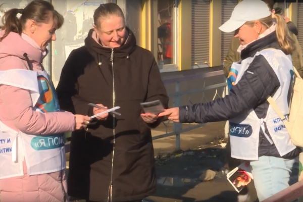 23 марта пассажиров возле станции «Бронницы» встречали волонтеры