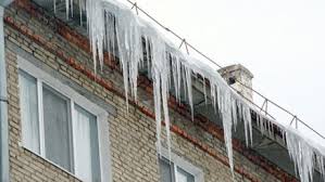 Работники Мособлпожспас предупреждают Сход снега с крыш и падение сосулек — сезонные риски, о которых нужно помнить.
