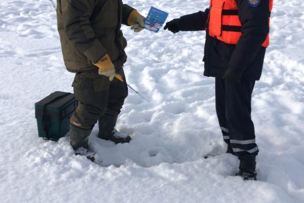 Спасатели Подмосковья предупредили рыбаков об изменении структуры льда водоемов