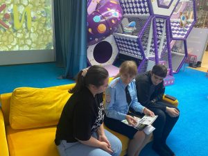 Сотрудники Госавтоинспекции и Рамавтодора провели профилактические беседы с посетителями ТЦ Раменского г. о.