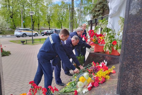 Работники «Мособлпожспас» возложили цветы к памятнику защитникам Родины