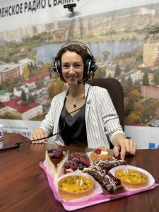 Тему кексов, чизкейков, профитролей, эклеров, брауни и прочих десертов обсудили  на утреннем шоу «Раменское LIFE»