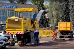 На территории у ДК «Сатурн» активно ведутся работы по благоустройству