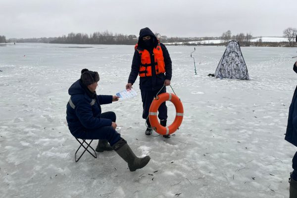 Спасатели Мособлпожспас проводят патрулирование на водоемах Подмосковья и напоминая рыбакам о рисках, связанных с нахождением на льду водных объектов