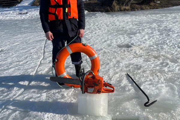Работники противопожарно-спасательной службы проводят замеры толщины льда и напоминают любителям зимней рыбалки об опасности выхода на лед