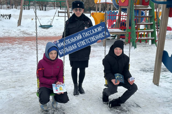 Госавтоинспекция и Рамавтодор провели акцию «Автокресло-детям» на детских площадках для родителей и детей
