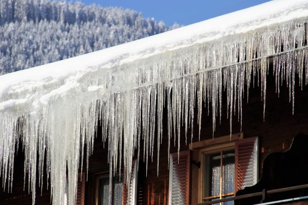 Об опасности схода снега и падения сосулек с крыш домов