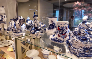 Представители Академии народного искусства России наградили мастеров из Гжели