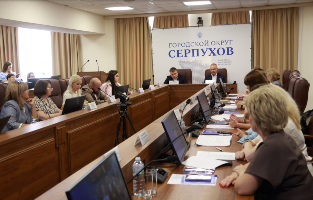Серпухов стал федеральной площадкой для диалога о будущем школы: от ремонта к воспитанию и поддержке семей