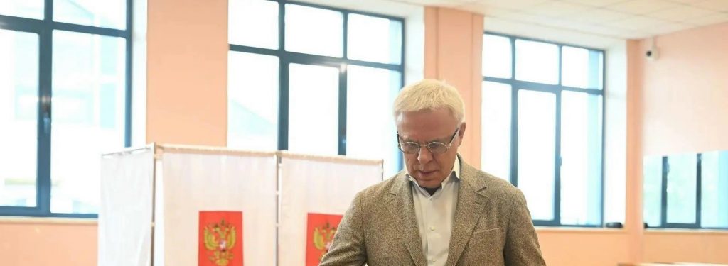 Депутат Государственной Думы, легендарный спортсмен Вячеслав Фетисов проголосовал на избирательном участке на стадионе «Авангард» в Домодедово