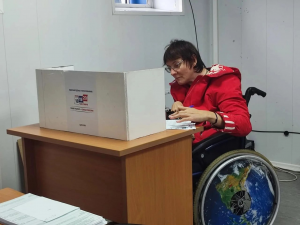 Для комфортной реализации гражданского права для людей с ограниченными возможностями практически все избирательные участки округа расположены на первых этажах зданий и оборудованы удобными пандусами.